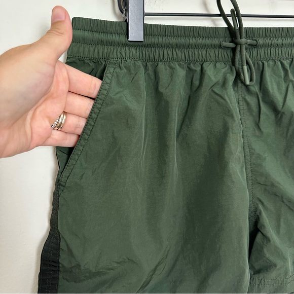 ATHLETA- Expedition Short Tuscan Olive Outdoor Hiking Travel Trail Lightweight - Picture 8 of 9